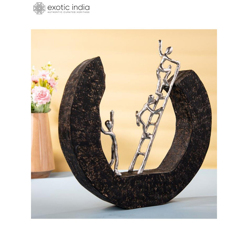 «Figurine décorative« On-Stairs »en aluminium et bois | Décoration d'inspiration moderne pour la maison | Sculpture de travail d'équipe de 15 pouces pour le salon et le bureau»