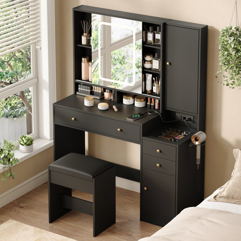 Coiffeuse Farhadbek, Noir