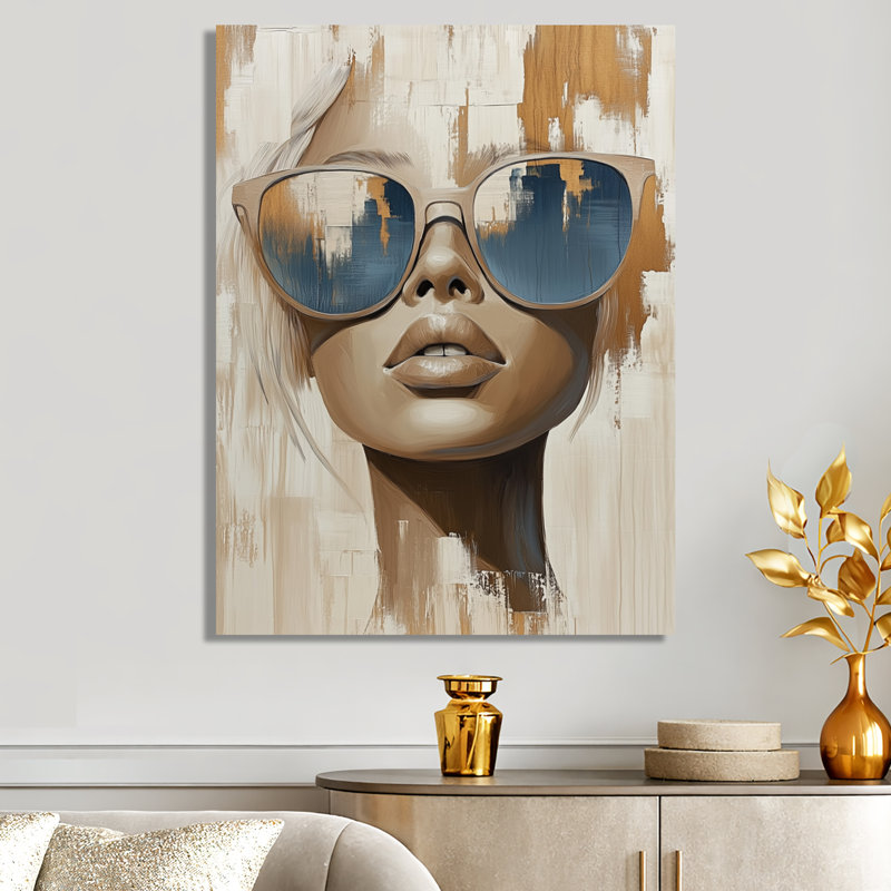 Reflets dans des lunettes de soleil bleues I - Affiche murale en métal tendance pour femme, H 32 po x l 16 po