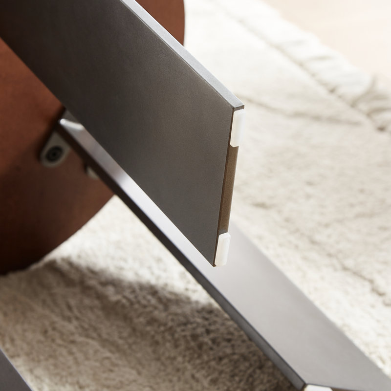 Superbe table basse ronde avec pieds en noyer et en métal