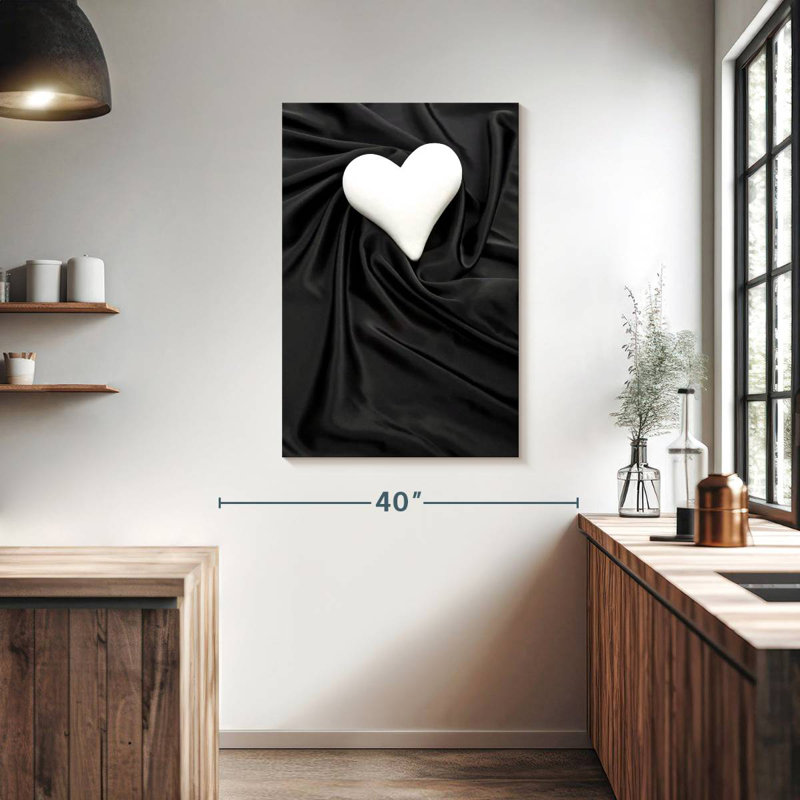 Hardie cœur blanc sur satin noir, H 39 po x l 26 po
