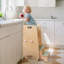 Tabouret de cuisine réglable pour tout-petits avec conception anti-basculement, tableau noir et crochets, marchepied pour enfants mobile avec barre de sécurité mignonne, activité Montessori