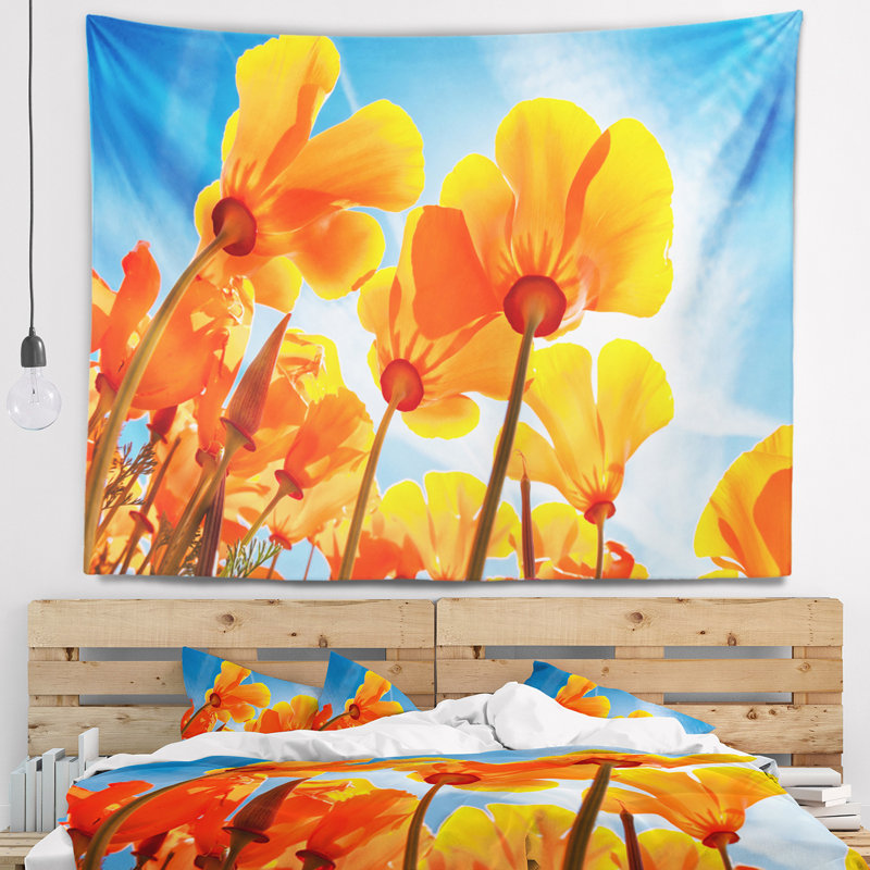 Fleurs printanières jaunes sur une tapisserie bleue, H 32 po x l 39 po