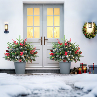 Mini sapins de Noël pré-éclairés à piles de 16 pouces - Ensemble de 2 branches de pin artificielles en plastique avec cônes et baies - Garnitures d'urne d'extérieur pour la maison, le mariage, le magasin et l'anniversaire
