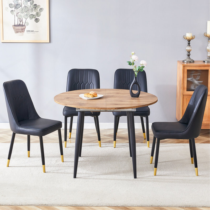 Ensemble de table et de chaises. Table de salle à manger moderne en bois aggloméré extensible. La table possède un design télescopique, convenant à des rassemblements de différentes tailles.