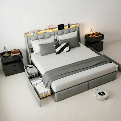 Ensemble de chambre à coucher 3 pièces : 1 cadre de lit Queen style ferme vintage du milieu du siècle avec tête de lit rembourrée en velours polyester et 2 tables de chevet avec étagères ouvertes