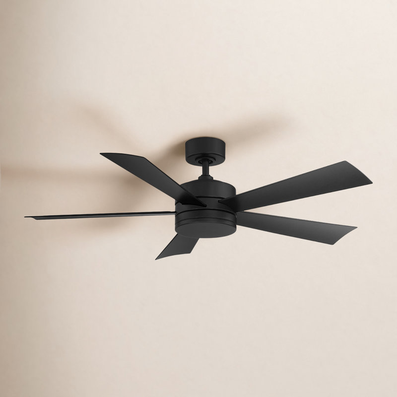 Ventilateur de plafond intelligent à cinq pales d'extérieur et d'intérieur Wynd avec télécommande et ensemble d'éclairage DEL inclus fonctionnant avec les applis Alexa, iOS ou Android