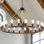 Lustre rustique en bois à roulettes - Luminaire rond de style campagnard pour salon, salle à manger, haut plafond avec chaîne réglable, certifié UL