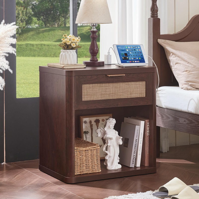 Ensemble de 3 meubles de chambre bohèmes en bois, comprenant une commode à 5 tiroirs et une table de chevet à 1 tiroir avec station de recharge, en rotin.