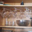 Porte-gobelets sous-armoire pouvant contenir 12 tasses - Organisateur de porte-gobelets suspendu avec rangement pour couvercle pour cuisine et bar, métal résistant à la rouille-111056000
