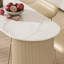 Une table de bar de style crème légère et luxueuse-410321366-410321367-410321385