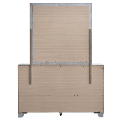 Commode Murry à finition argentée contemporaine avec poignées en chrome poli et cristal, tiroirs en queue d'aronde et façades à garniture de miroir