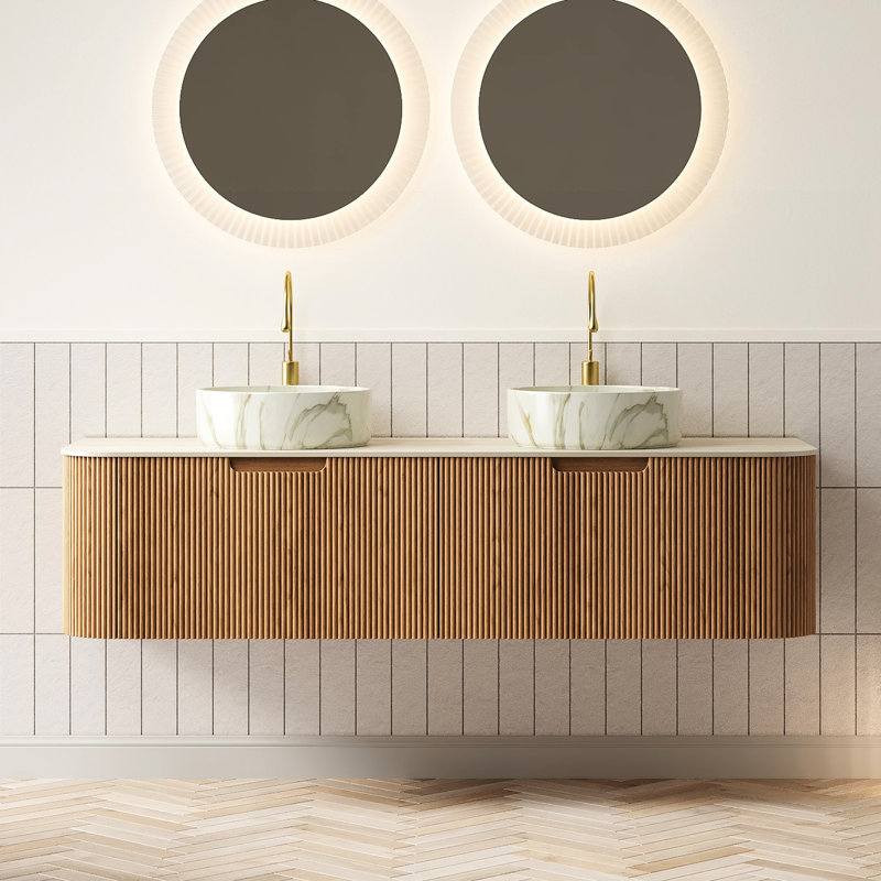 Meuble-lavabo mural de 152 cm (60 po) avec deux lavabos ronds en céramique blanche, aspect pierre frittée, fini naturel, préassemblé, dessus de toilette effet bois.