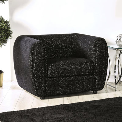 Fauteuil contemporain en tissu bouclé avec assise carrée noire, passepoil et structure en bois massif, garnissage en mousse haute densité.