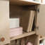 Bureau brun clair et structure légère, rangement ouvert avec tablettes réglables, rangement caché, panneau de tiroir à rallonge pleine capacité, compartiment