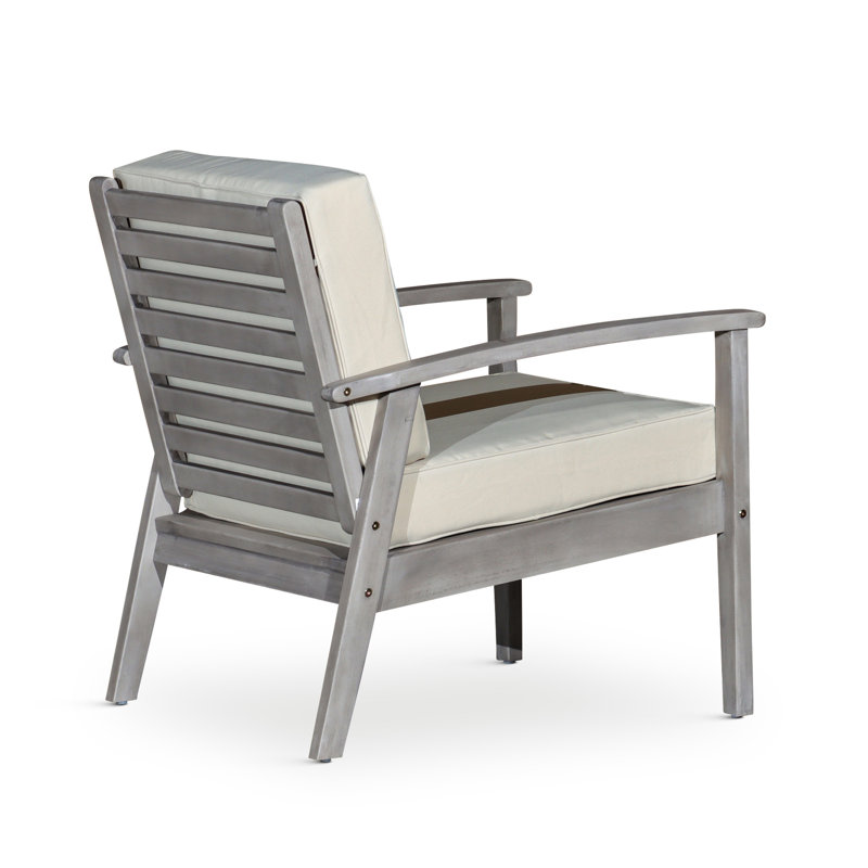 Fauteuil à assise profonde en eucalyptus gris argenté avec coussins foncés, pour une utilisation extérieure et une détente idéale