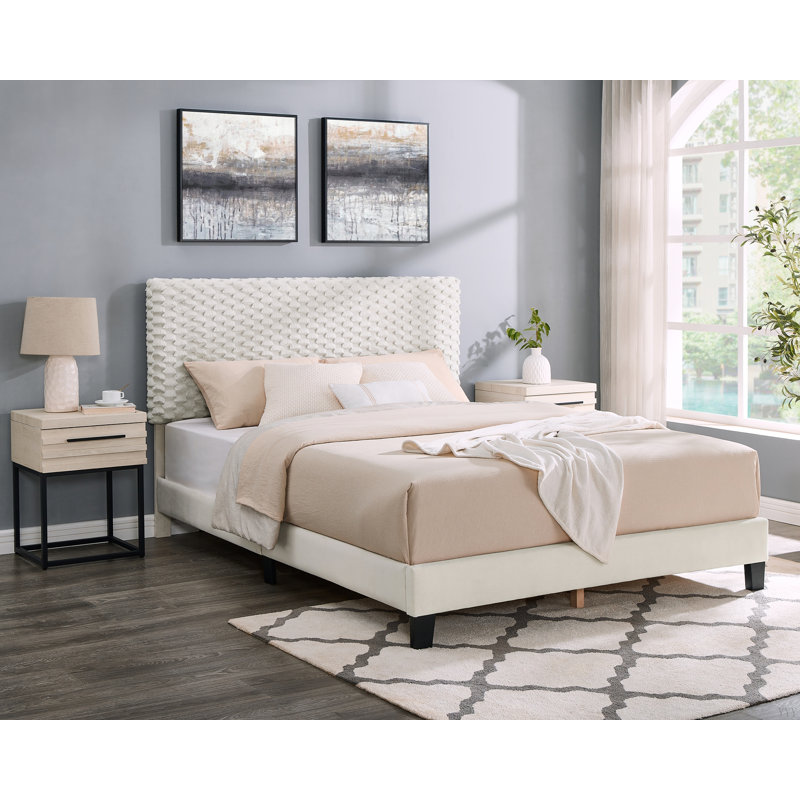 Ensemble de chambre à coucher 3 pièces Findlay, lit rembourré 3D moelleux avec deux tables de chevet, Grand lit
