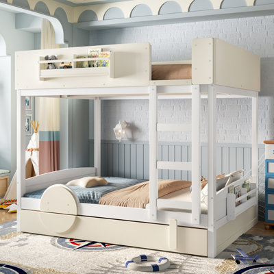 Lit superposé double avec lit gigogne pour enfants, structure en bois, bibliothèque intégrée et garde-corps de sécurité, conception sur le thème de la voiture, blanc et beige.