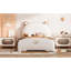 Enchanteur lit plateforme tapissier orné d'une tête et d'un pied de lit en forme d'ours pour une chambre à coucher captivante