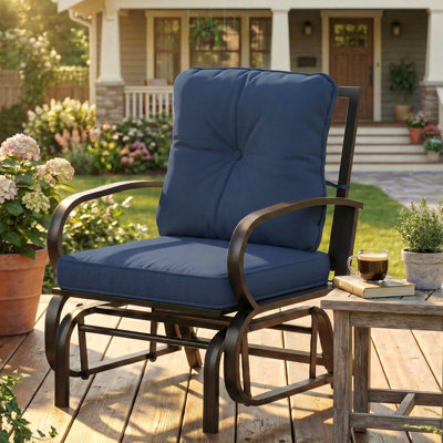 Fauteuil à bascule d'extérieur avec coussins, structure en acier, accoudoirs incurvés, idéal pour se détendre sur une terrasse, dans un jardin ou un porche.