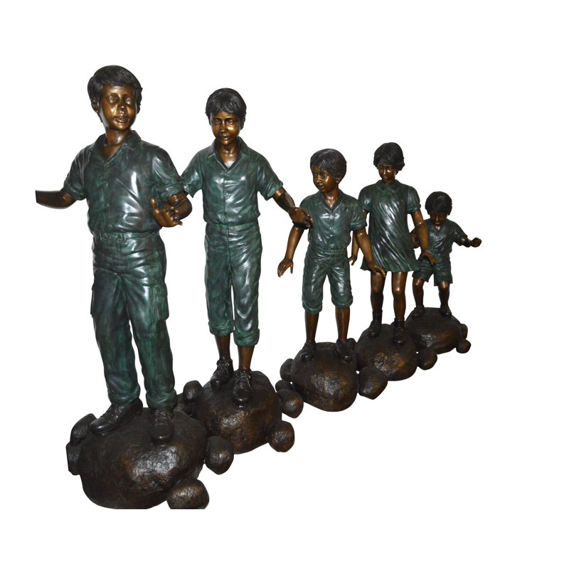 Statues en bronze cinq enfants de Michelson qui marchent ou se balancent - Taille: L 26 po x l 15 po x H 56 po.