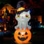 Chat gonflable Halloween de 6 pi GOOSH assis sur une citrouille avec lumières DEL