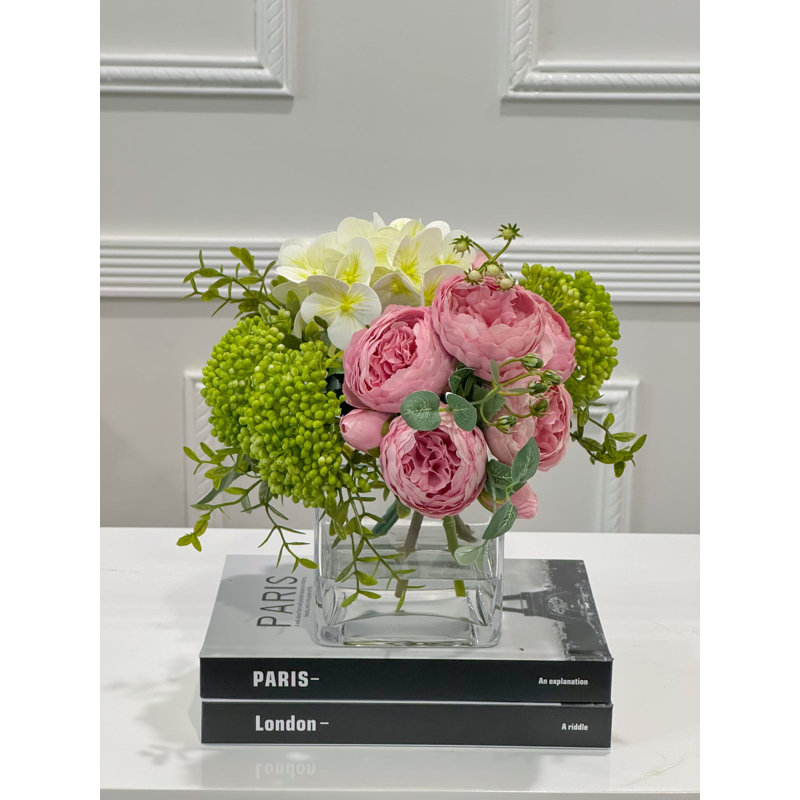 Arrangement floral fausses pivoines, hortensias et baies dans un vase, Rose / beige