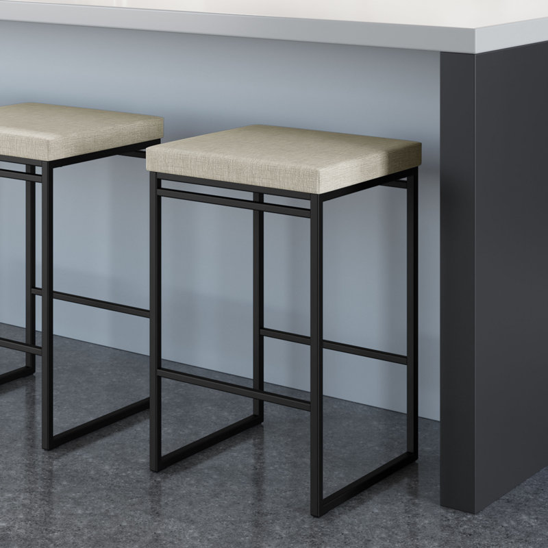 Tabouret de bar et de comptoir Humiston, Tabouret de bar (siège d'une hauteur de 30,75 po), Vinyle-Beige, Noir