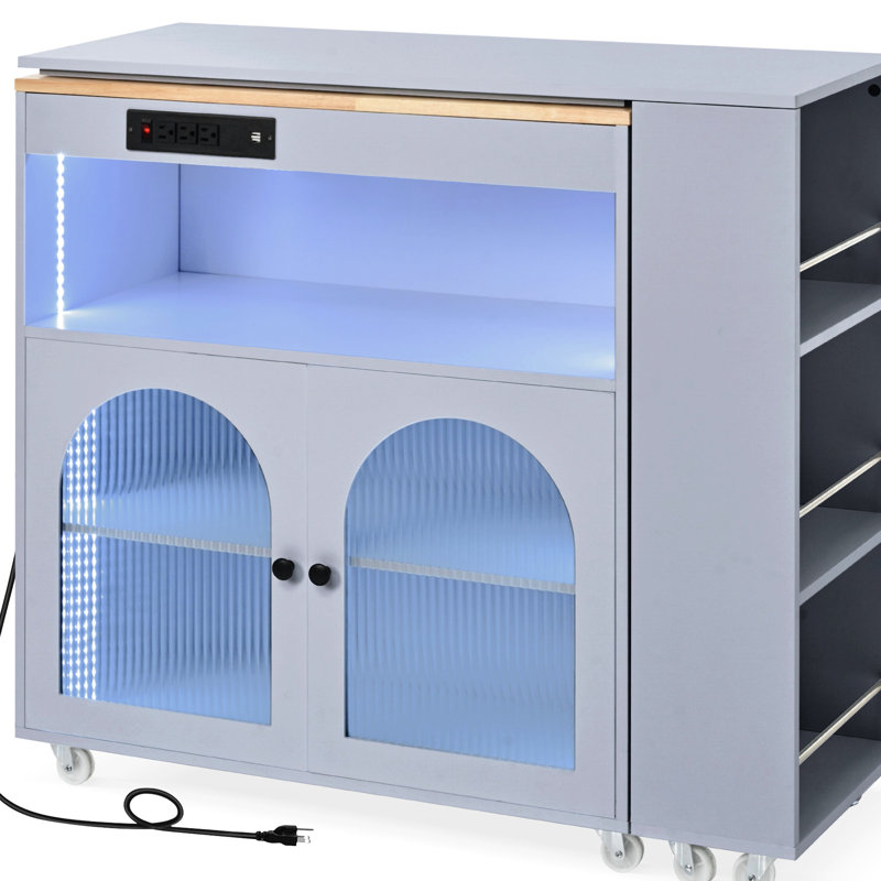 Îlot de cuisine moderne avec table allongée, DEL, prise de courant et portes élégantes en verre cannelé, raccordement de lumières réglables grises