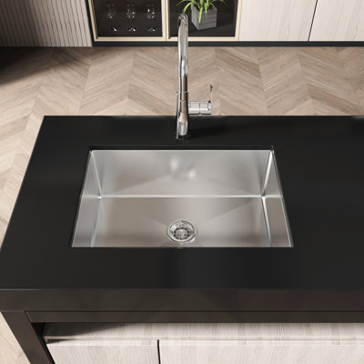 Évier simple encastrable 27 po x 19 po - Acier inoxydable avec coins R10 et évacuation rapide de l'eau