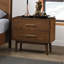 Chambre à coucher 3 pièces, format king, lit plateforme moderne du milieu du siècle en noyer, tête de lit à panneaux, poignées embouts et nickel pour pieds ronds fuselés