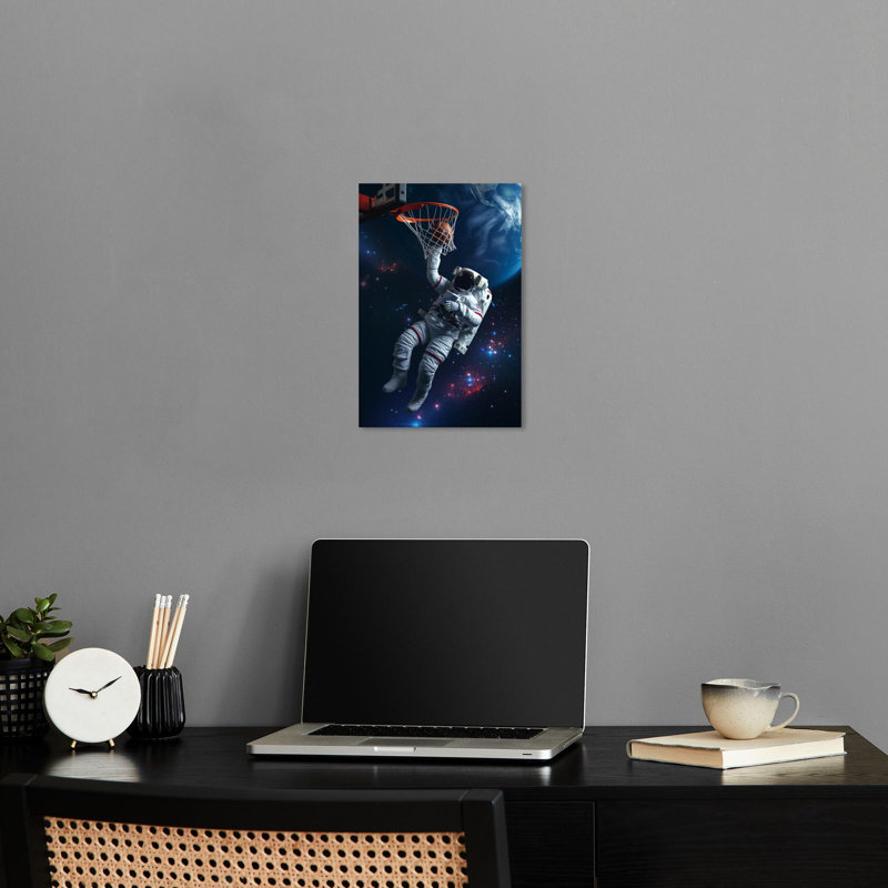 «Astronaut Basketball Canvas», art moderne par Notoriart, Toile tendue, H 15 po x l 10 po