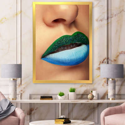 Gros plan sur les lèvres avec maquillage et supports tendance - Photographie sur toile