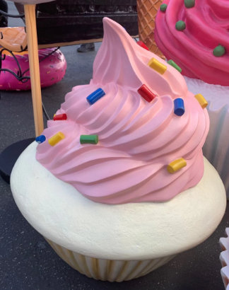 Statue de petit gâteau glacé rose Hennion, Beige