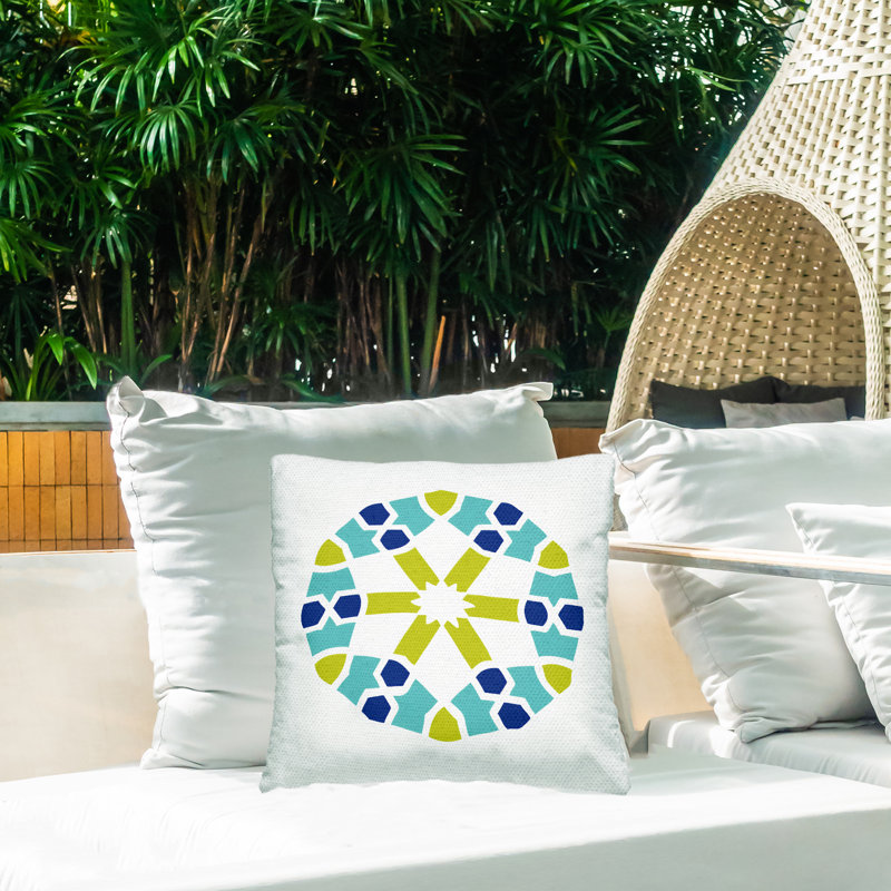 Coussin extérieur à motif de médaillon circulaire bleu et vert par Irena Orlov