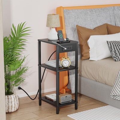 Table de bout étroite à 3 niveaux avec station de charge et rangement, petite table d'appoint avec prises et ports USB pour la chambre à coucher, le salon et le bureau