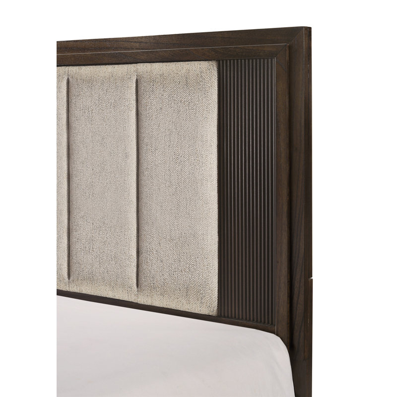 1pièce pour très grand lit, finition en bois riche, détails linéaires épurés, charme rustique, tête de lit rembourrée en peluche, tons profonds, brun