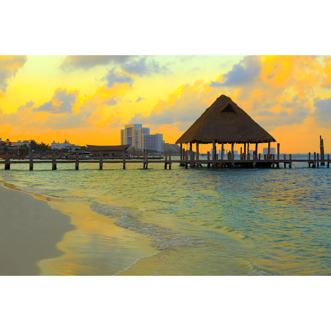 Karibischer Strand und Bungalow Sonnenuntergang von Agustavop - Ohne Rahmen auf Leinwand drucken