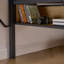 Lit mezzanine simple en métal avec bureau rectangulaire, lumières DEL, lit double mezzanine à DEL avec tablettes de rangement et compartiments de rangement suspendus, barrière de sécurité et échelle, aucun sommier requis, rotin