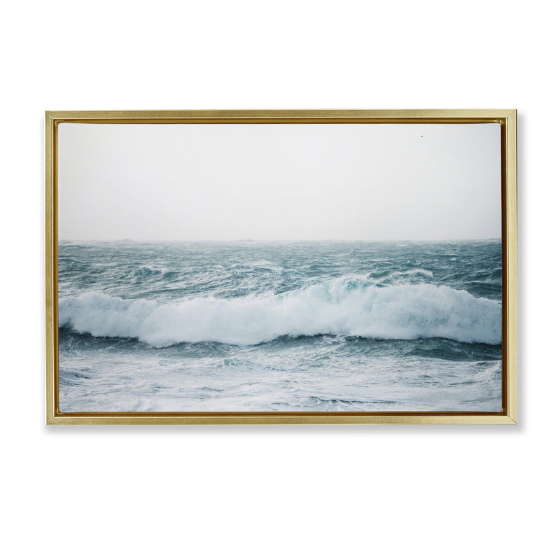 «Beach Waves Horizon», toile flottante encadrée par Nataly White, Cadre flottant métallique doré, H 21 po x l 31 po