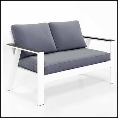 Causeuse de patio durable en aluminium toutes saisons avec accoudoirs en bois et dossier incliné pour un confort extérieur