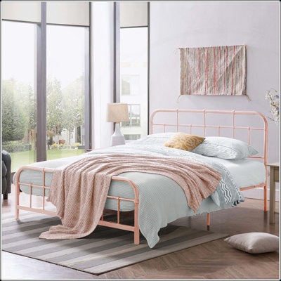 Grand lit en métal avec tête de lit et pied de lit arrondis, élégance industrielle pour les chambres modernes