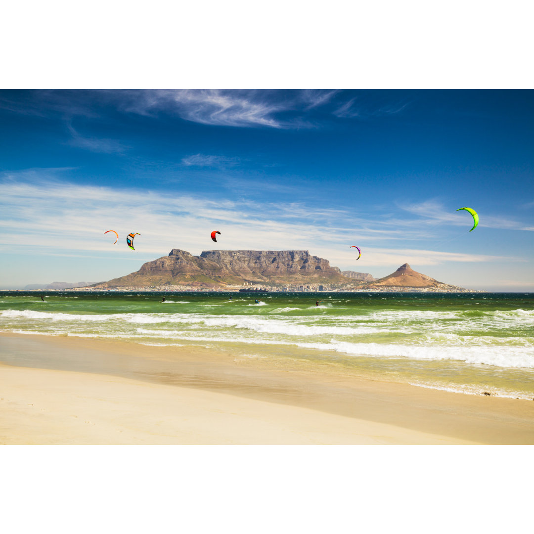 Kitebarding in der Nähe von Tafelberg und Kapstadt in Südafrika von Spooh - Kunstdrucke ohne Rahmen auf Leinwand