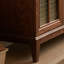 Buffet en noyer avec grand rangement et porte vitrée