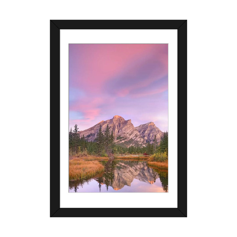 « blague et arbres réfléchis à l’étang, alberta, canada », reproduction de photo sur toile, Papier beaux-arts encadré noir