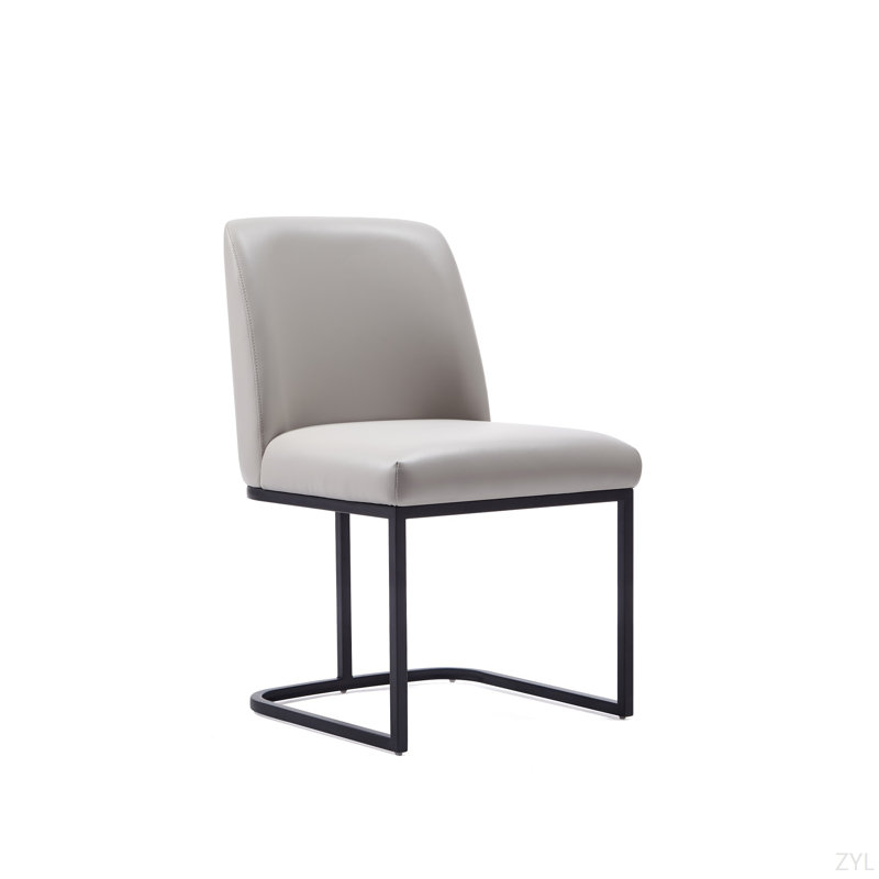 Chaise en métal et cuir Vegan