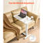 Table d'appoint avec 4 roulettes dissimulées, hauteur réglable, plateau rabattable, porte-gobelet, portable, idéale pour la maison, le bureau ou la salle d'étude. Plateau blanc inclinable de 0 à 60°. Grande surface spacieuse avec bords antidérapants et roulettes pivotantes.