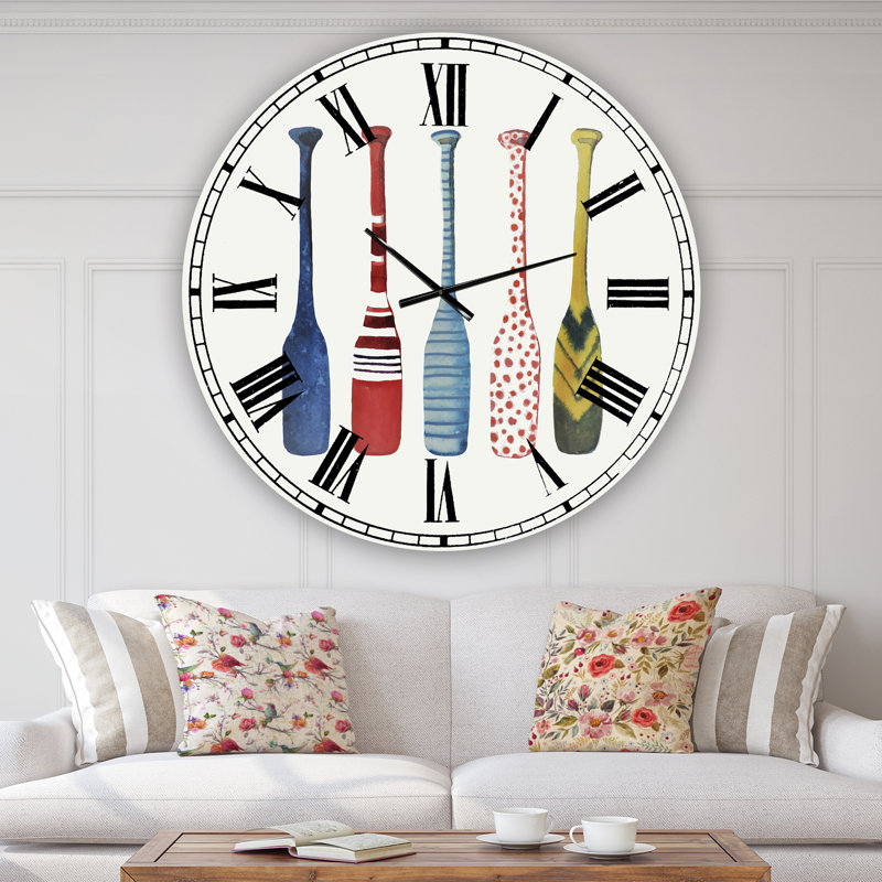 Cinq horloges murales surdimensionnées, Moyen