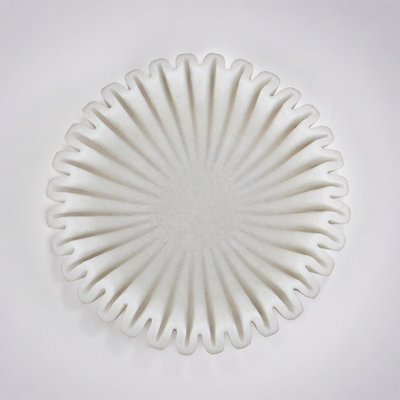 Bol ondulé en sable et résine de 34 x 9 cm (13,5 x 3,5 pouces) avec une finition blanche texturée, idéal pour une décoration moderne et naturelle.