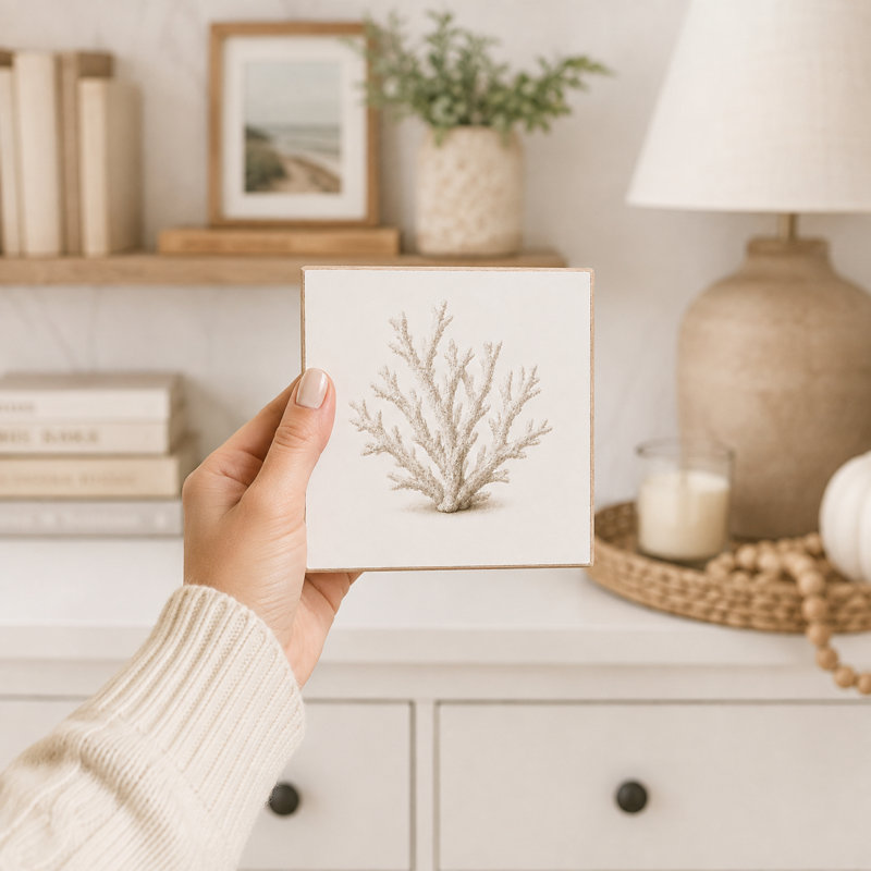 Mini-bloc d'art carré en bois, motif corail minimaliste et éléments naturels, 14 cm.